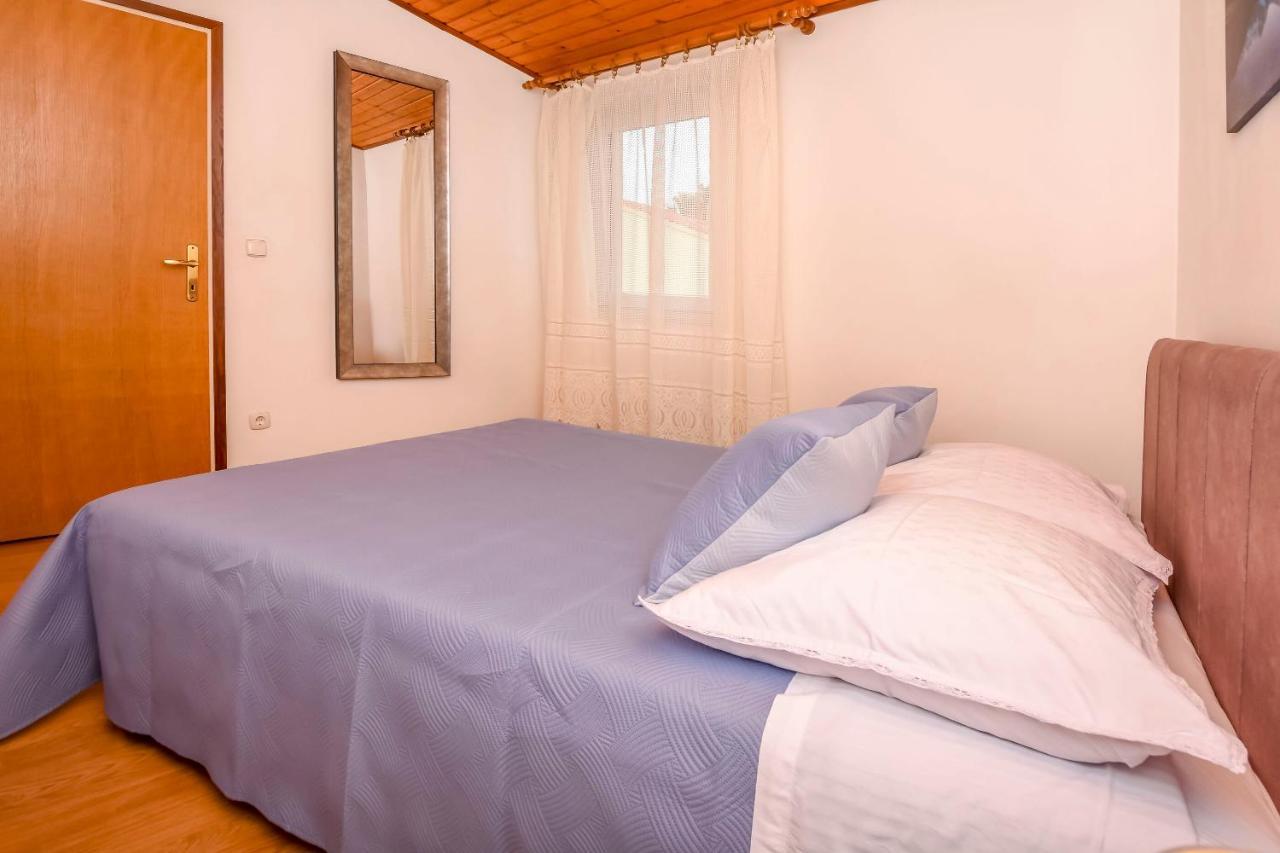 Apartment Mira Primosten Bilik gambar