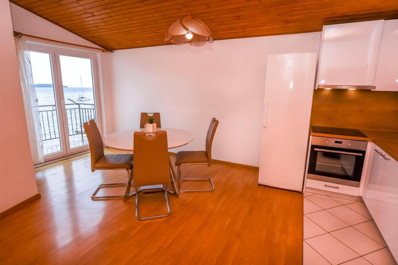 Apartment Mira Primosten Bilik gambar